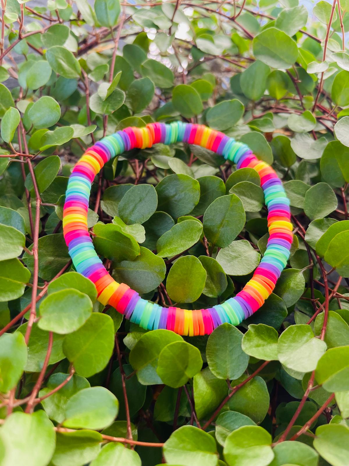 Neon Vibes - Set mit 7 Heishi Armbändern in Knallfarben
