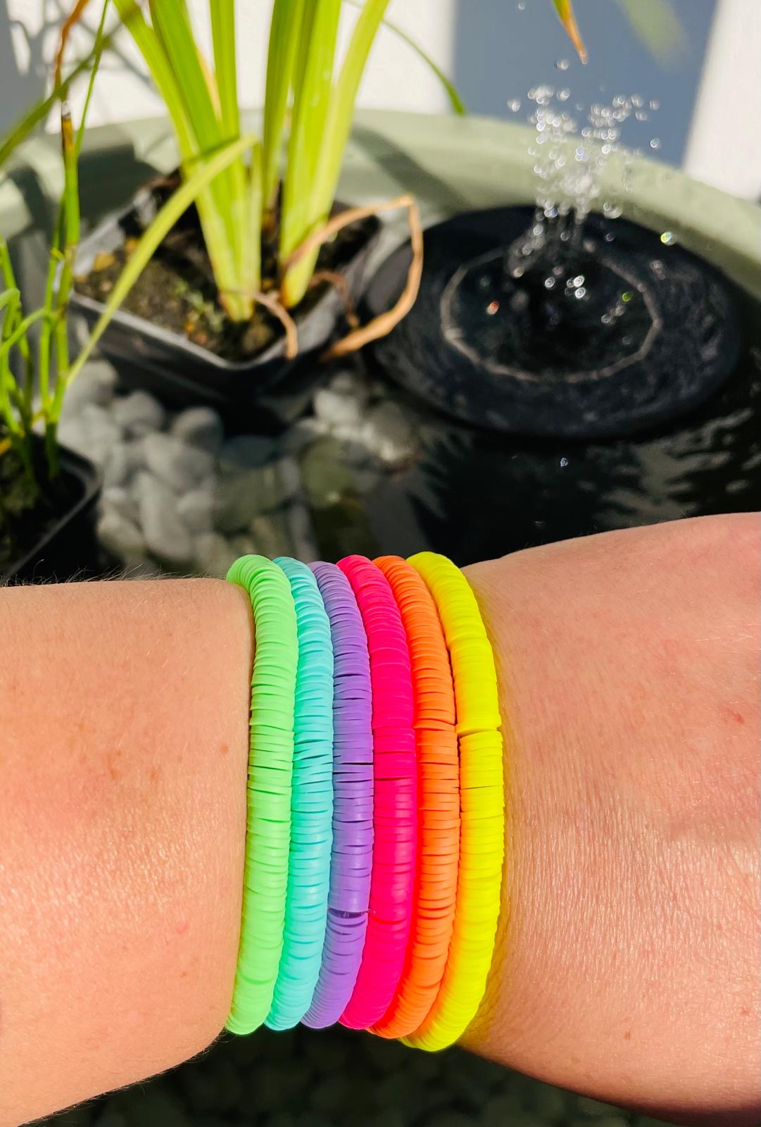 Neon Vibes - Set mit 7 Heishi Armbändern in Knallfarben