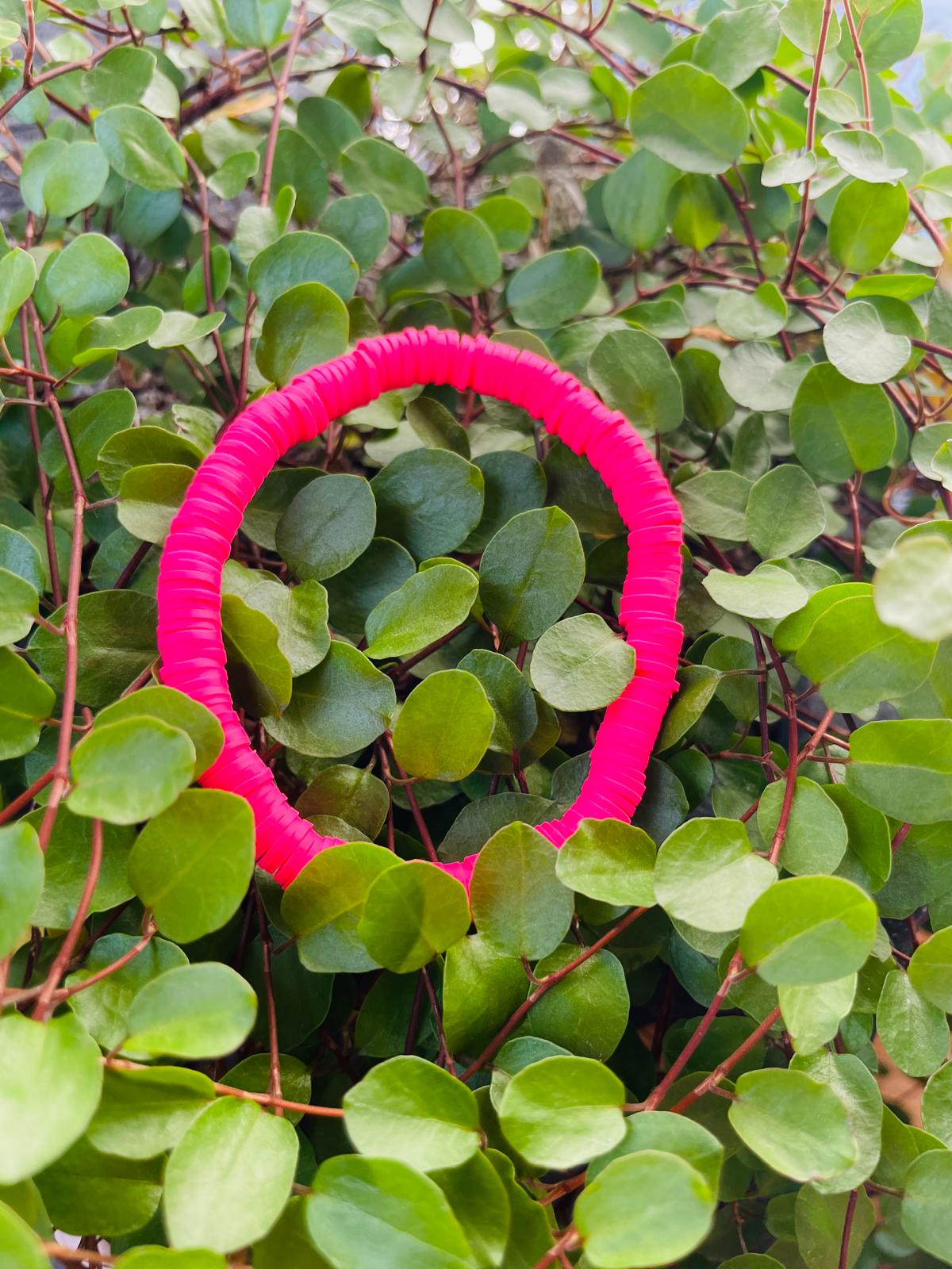 Neon Vibes - Set mit 7 Heishi Armbändern in Knallfarben