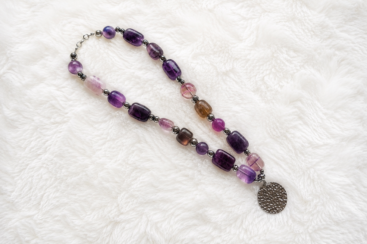 Amethyst Edelsteinkette mit silbernem rundem Anhänger