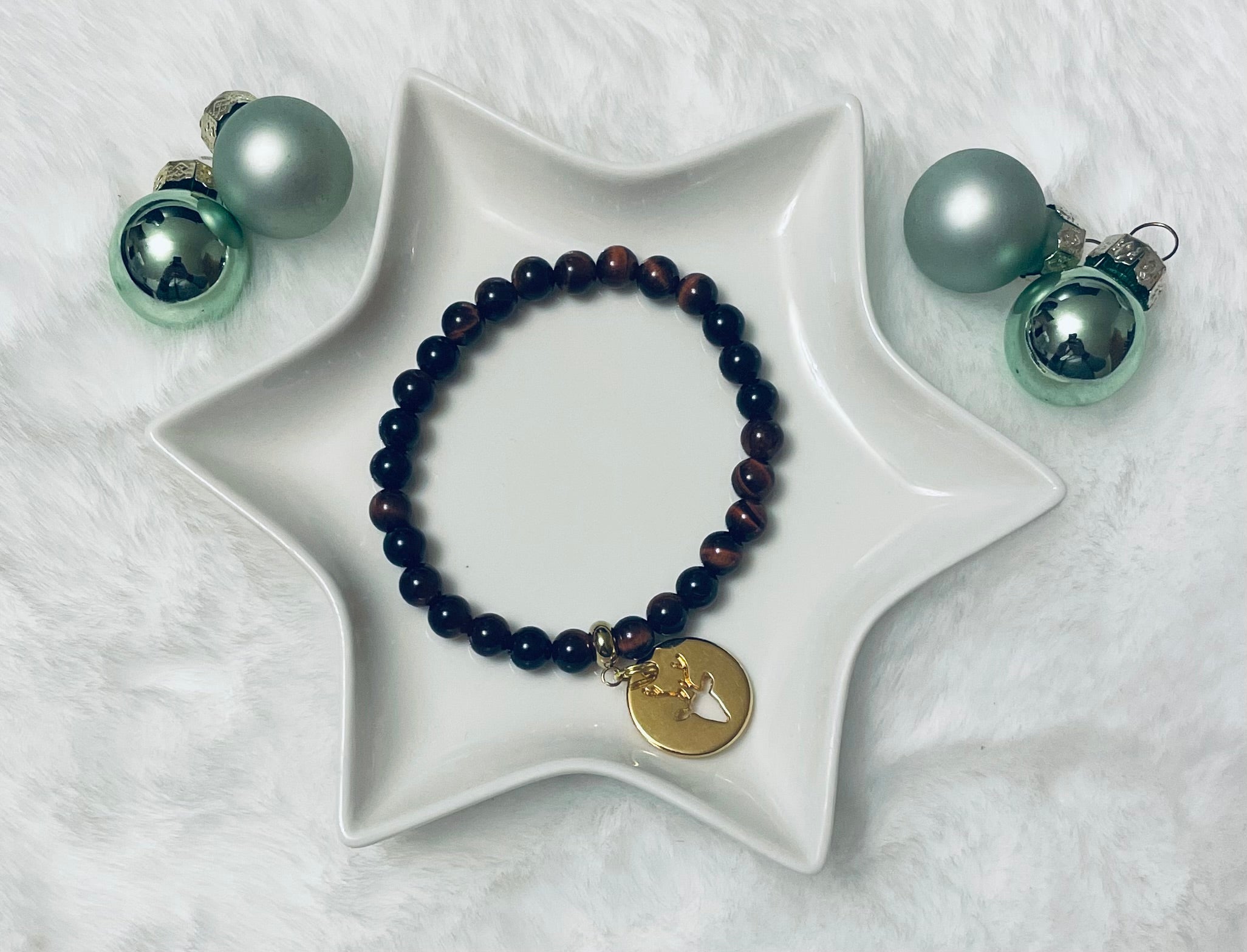 Kraft & Eleganz – Tigerauge-Armband mit goldenem Hirsch