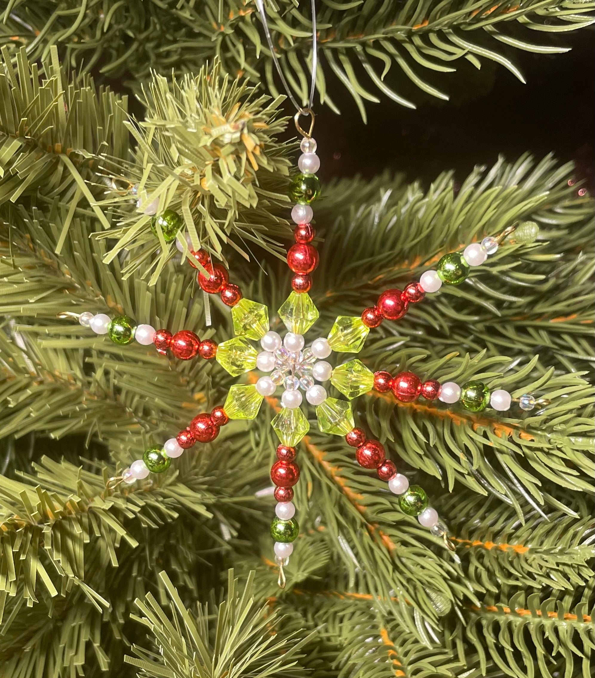 Funkelnde Drahtsterne mit Perlen