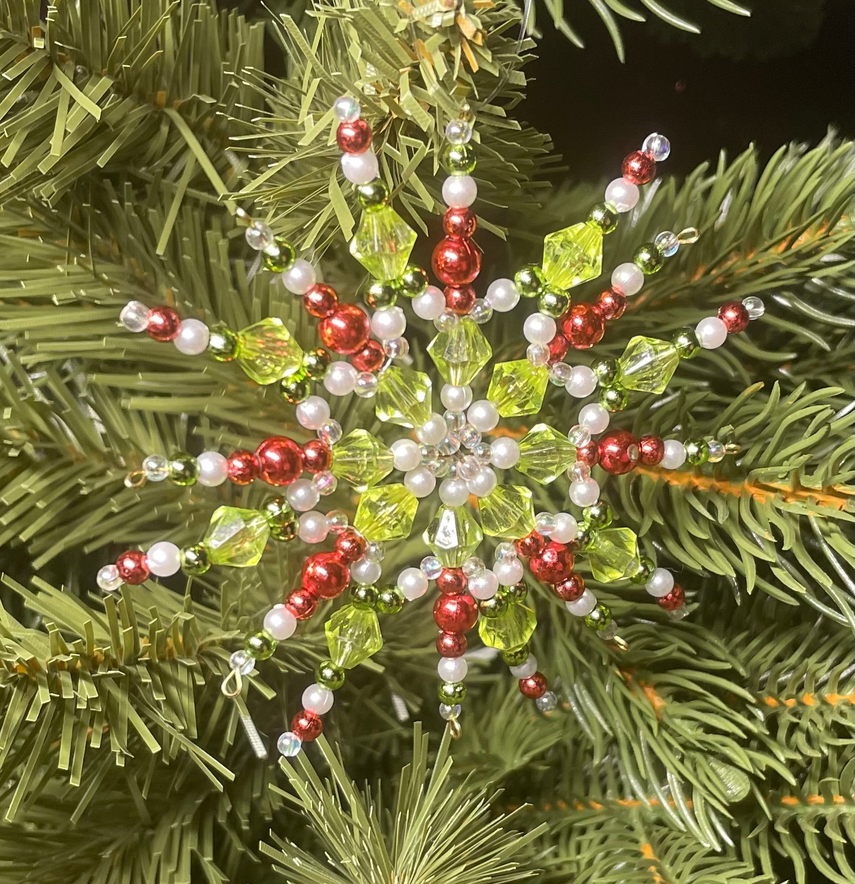 Funkelnde Drahtsterne mit Perlen