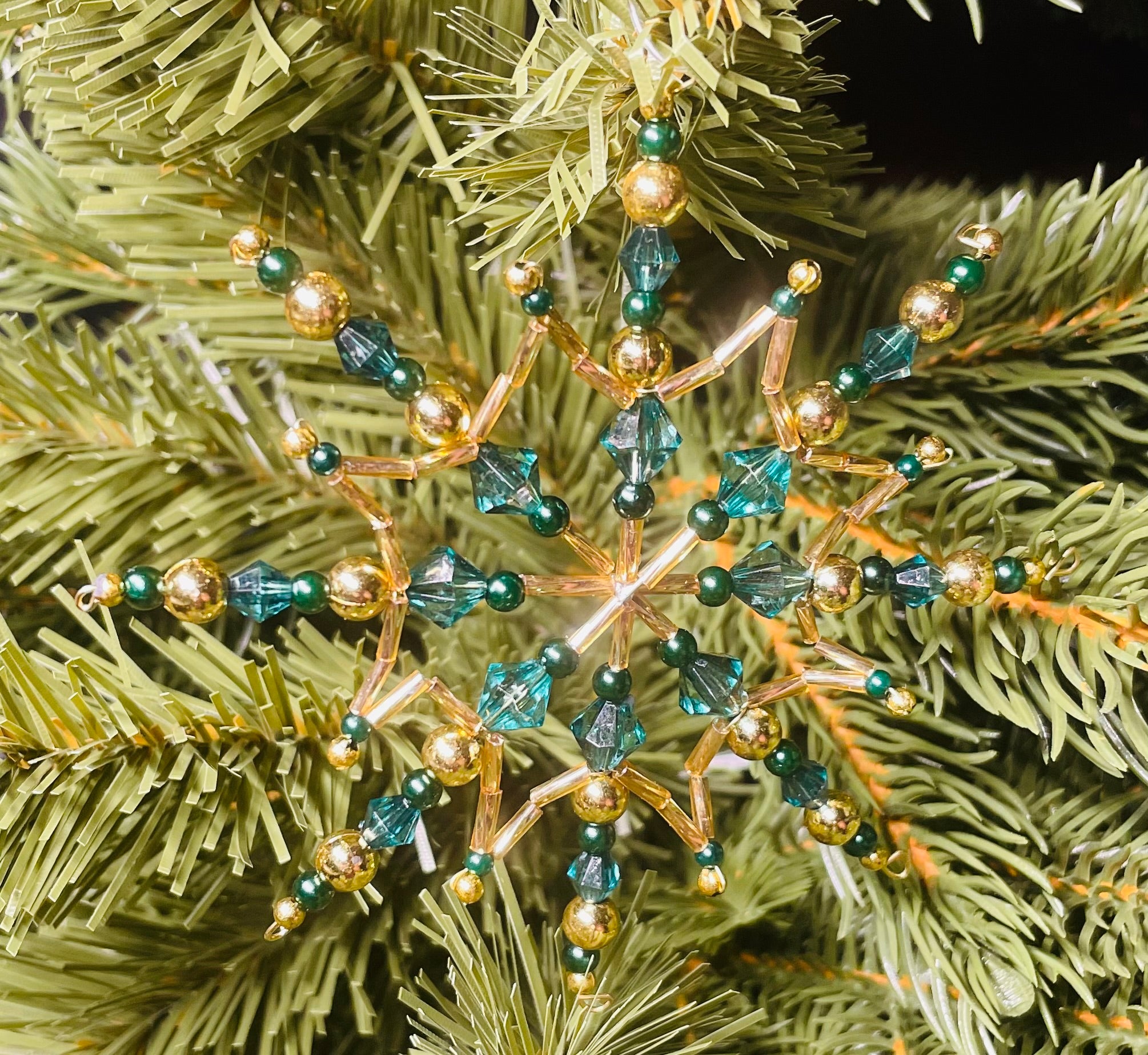 Funkelnde Drahtsterne mit Perlen