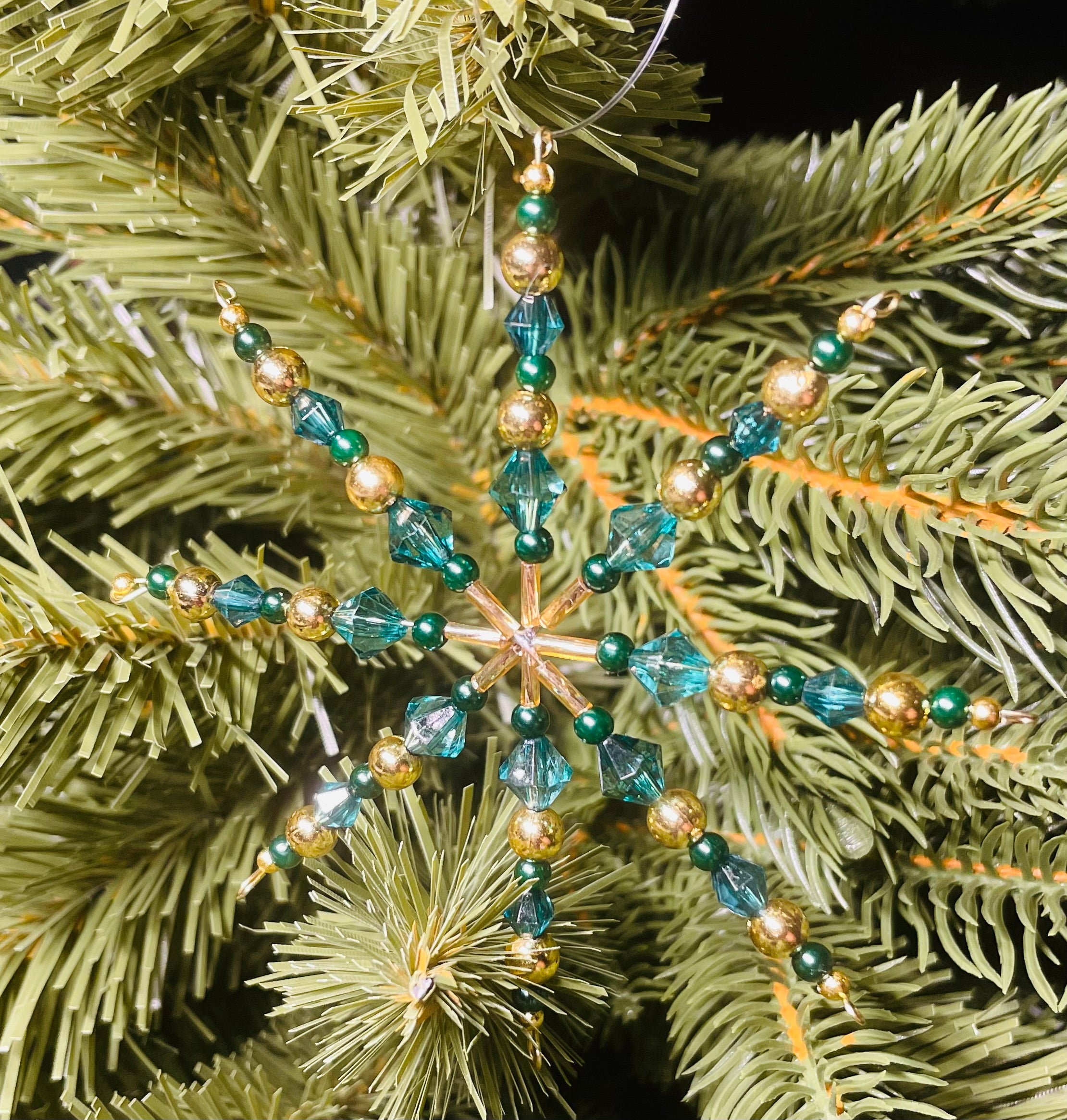 Funkelnde Drahtsterne mit Perlen