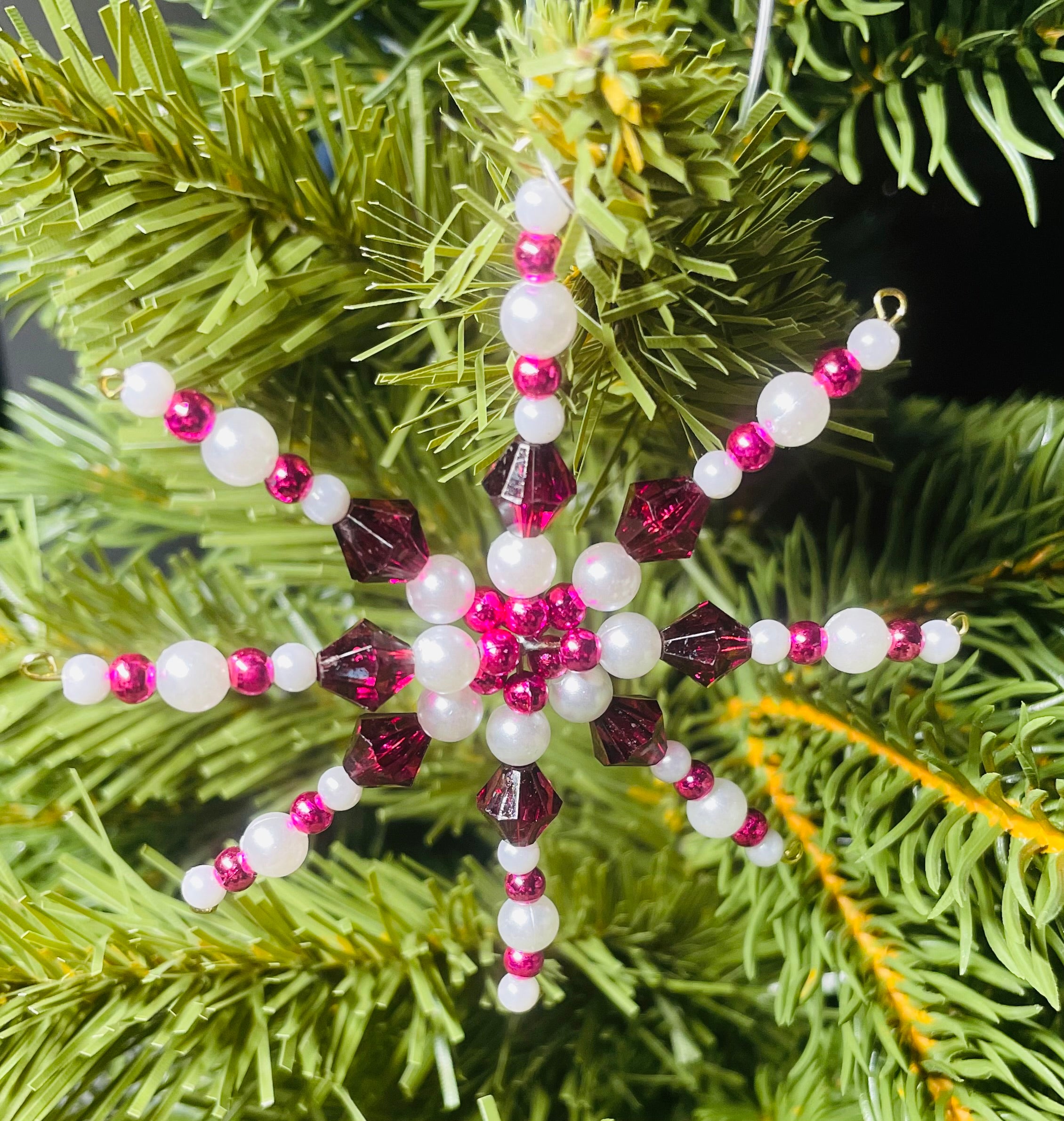 Funkelnde Drahtsterne mit Perlen