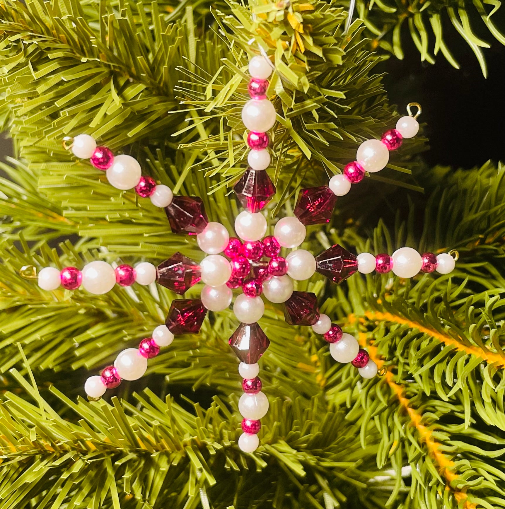 Funkelnde Drahtsterne mit Perlen