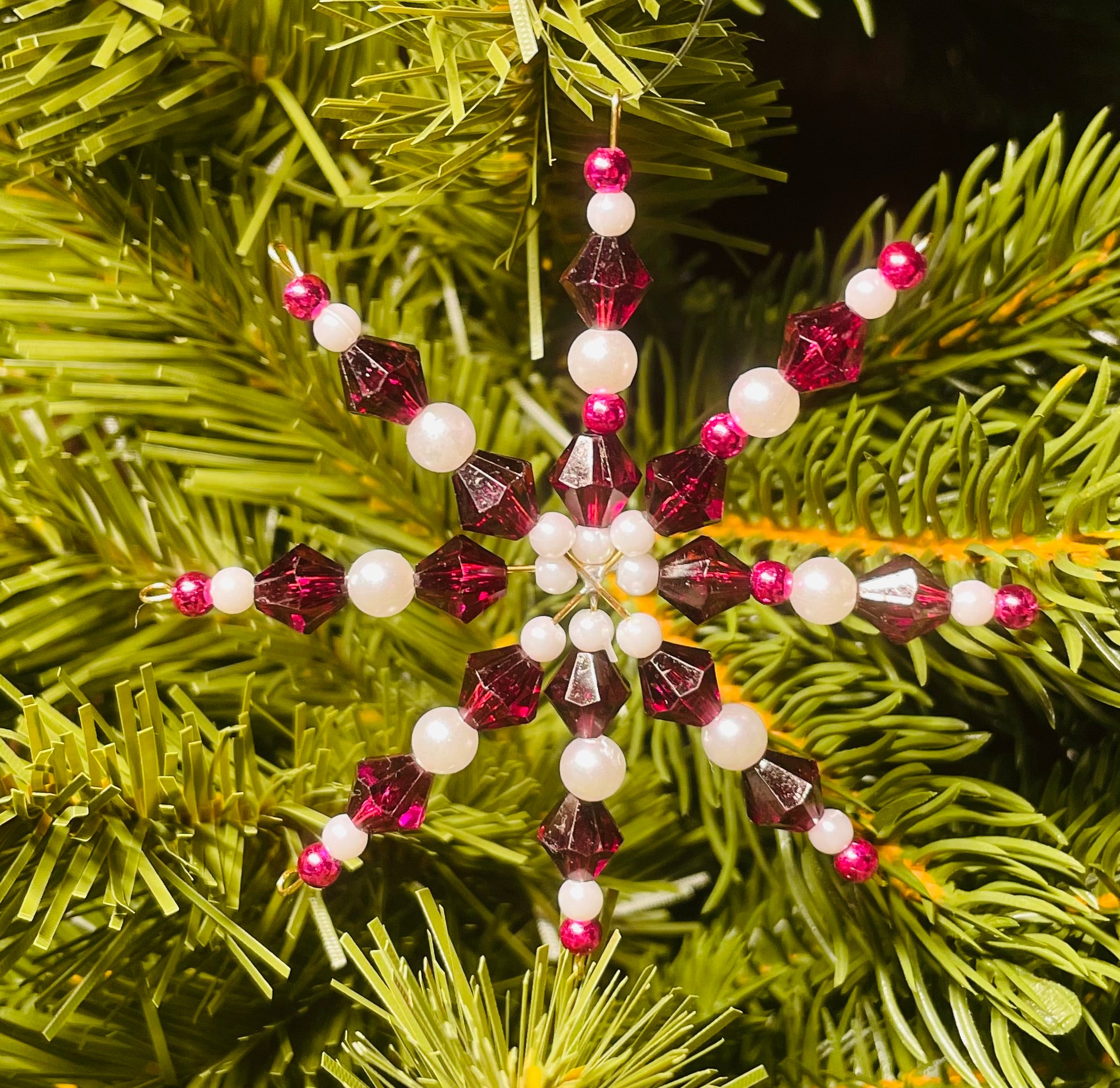 Funkelnde Drahtsterne mit Perlen