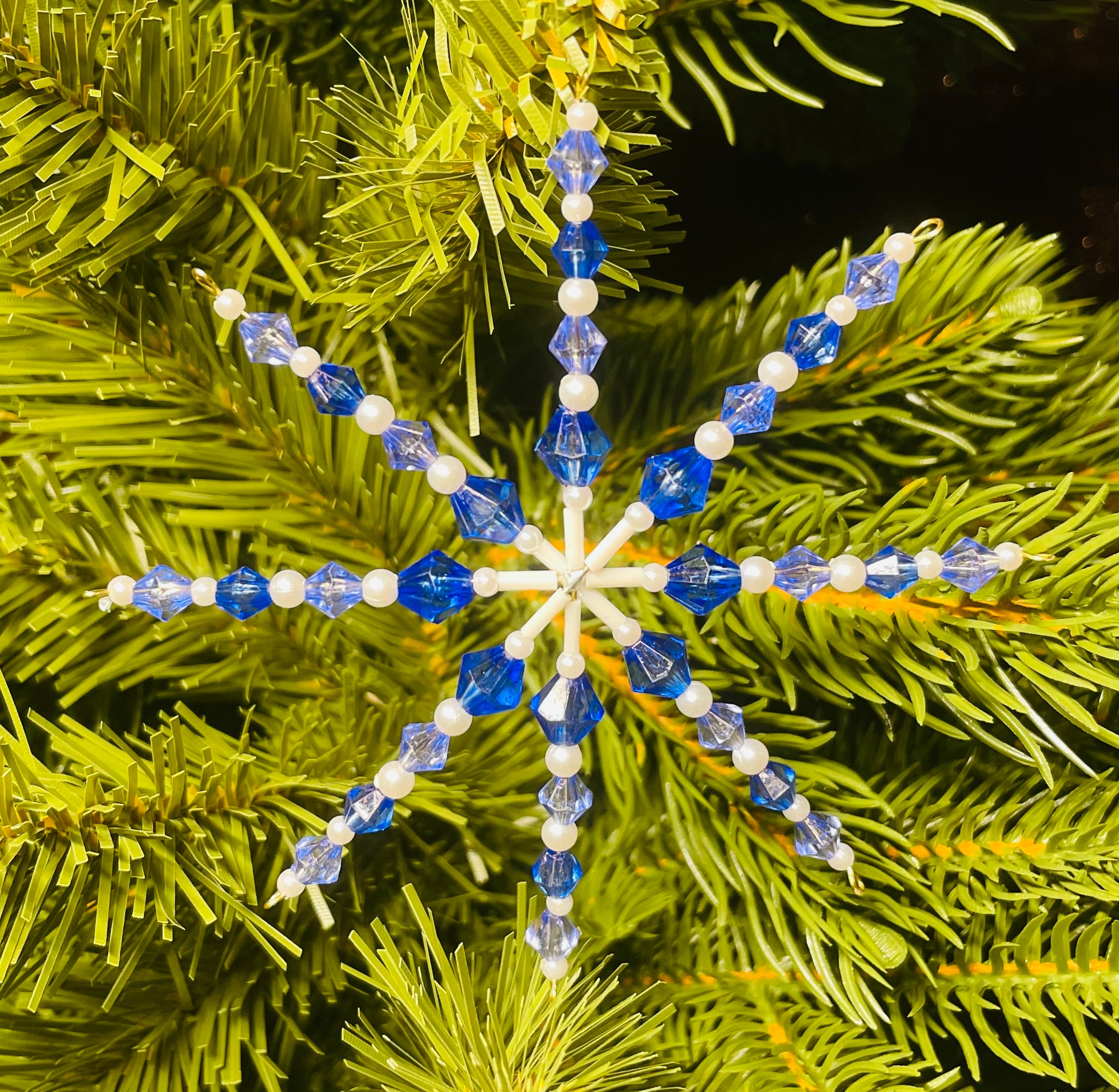 Funkelnde Drahtsterne mit Perlen