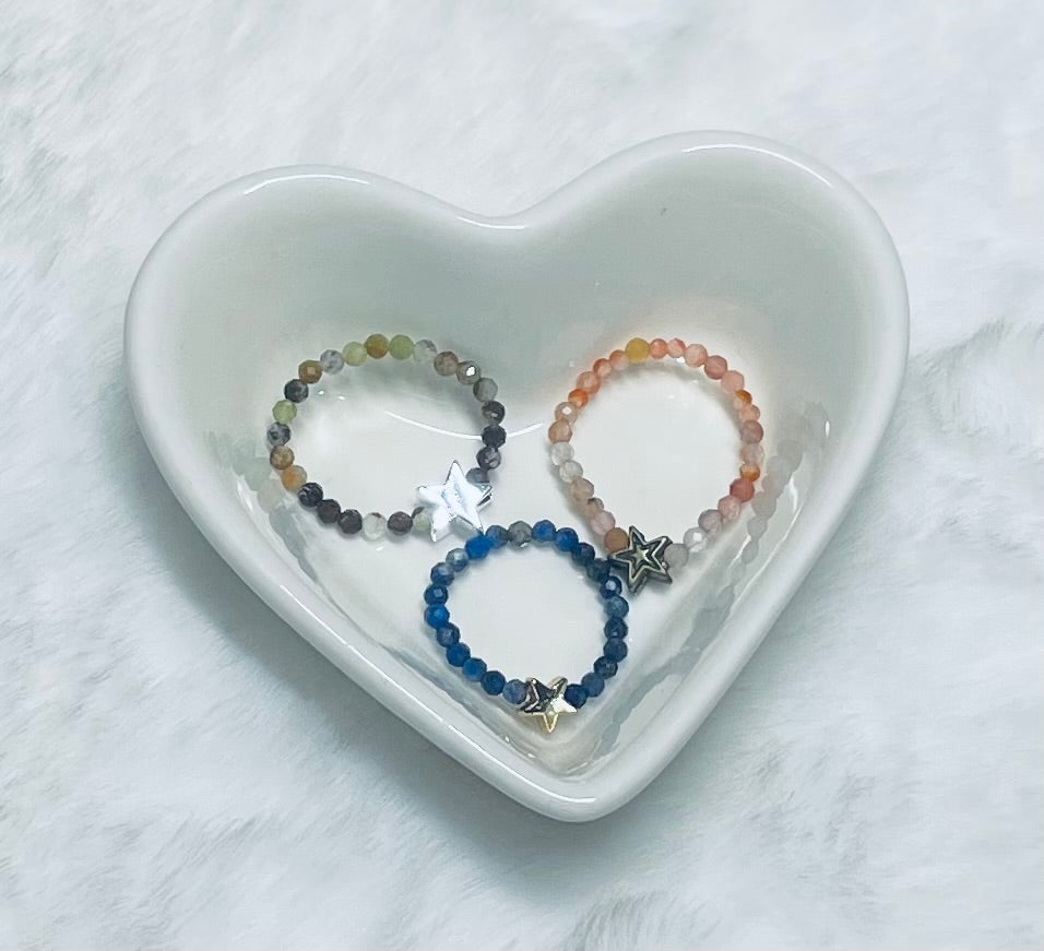 Edelsteinring mit Stern