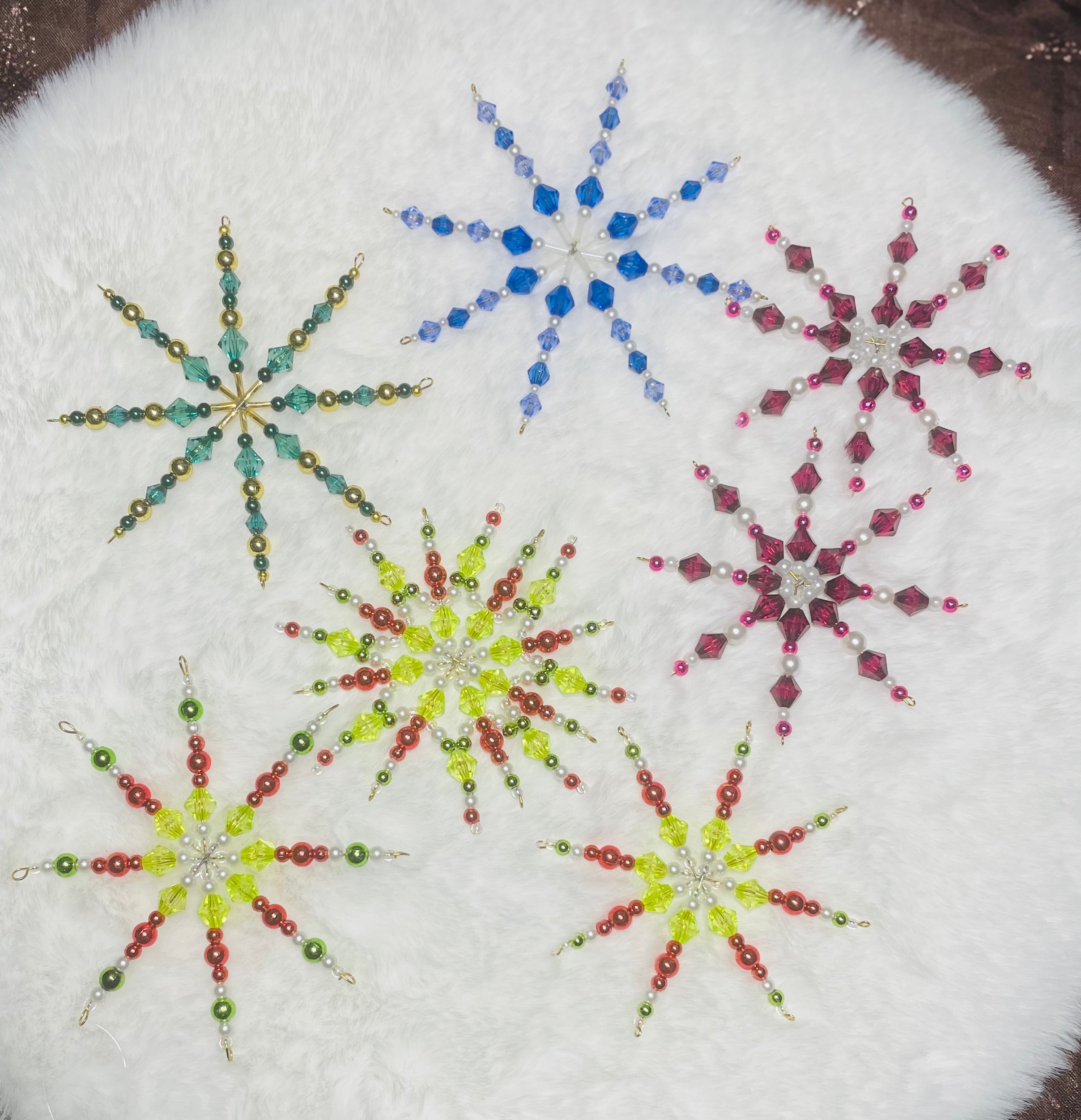 Funkelnde Drahtsterne mit Perlen