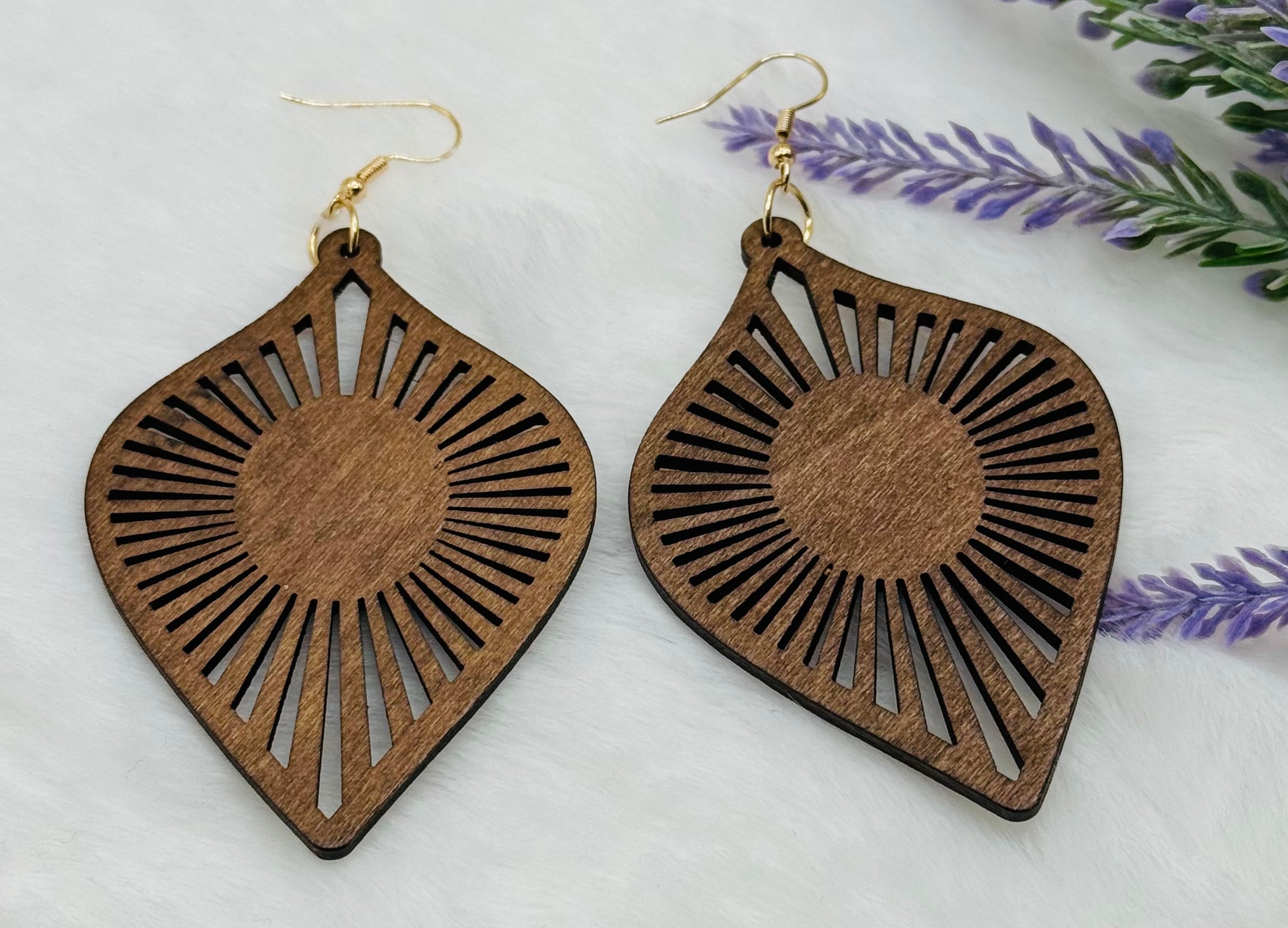 Walnussholz Ohrhänger mit goldenen Ohrenhaken