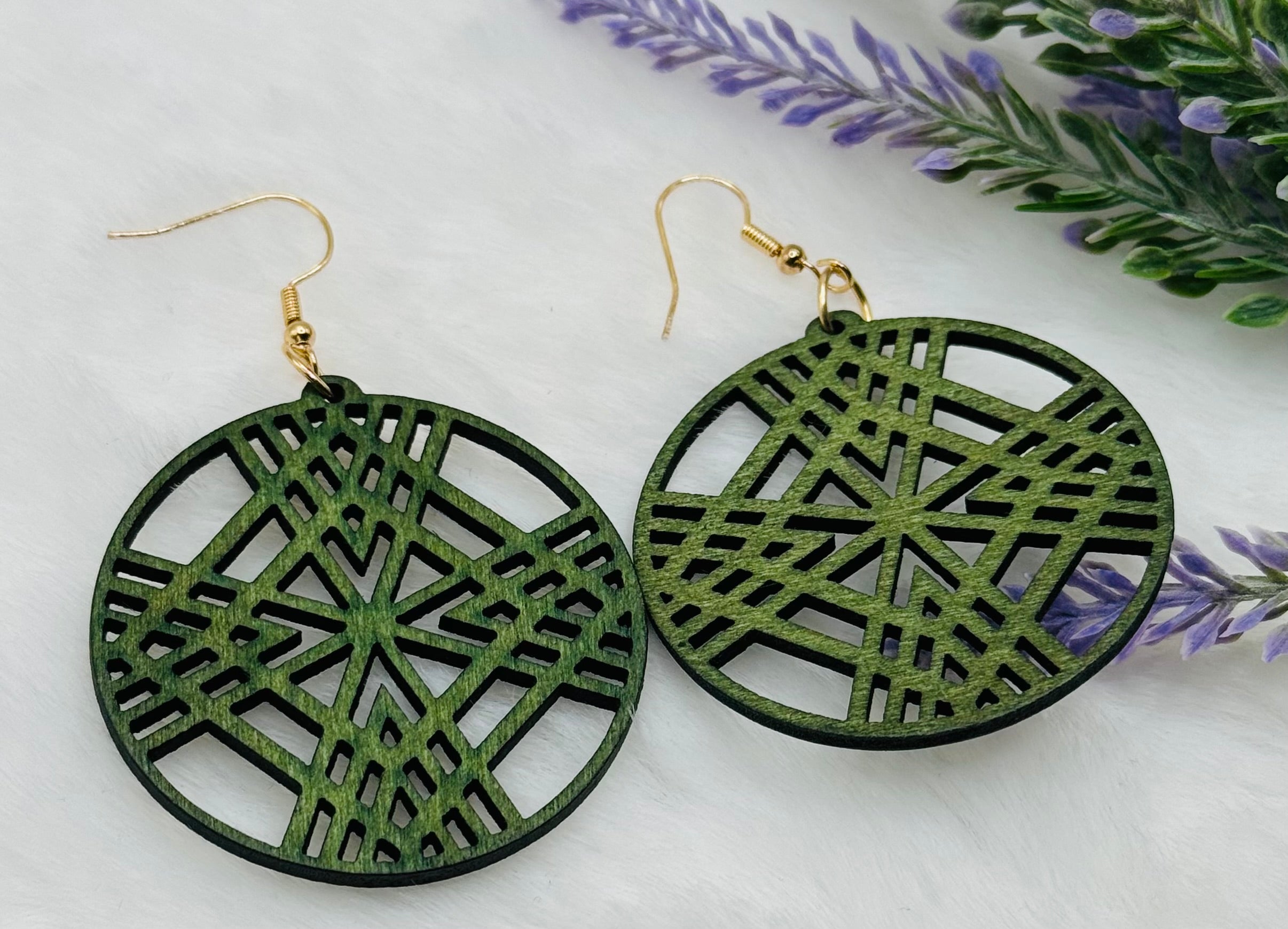 Walnussholz Ohrhänger mit goldenen Ohrenhaken