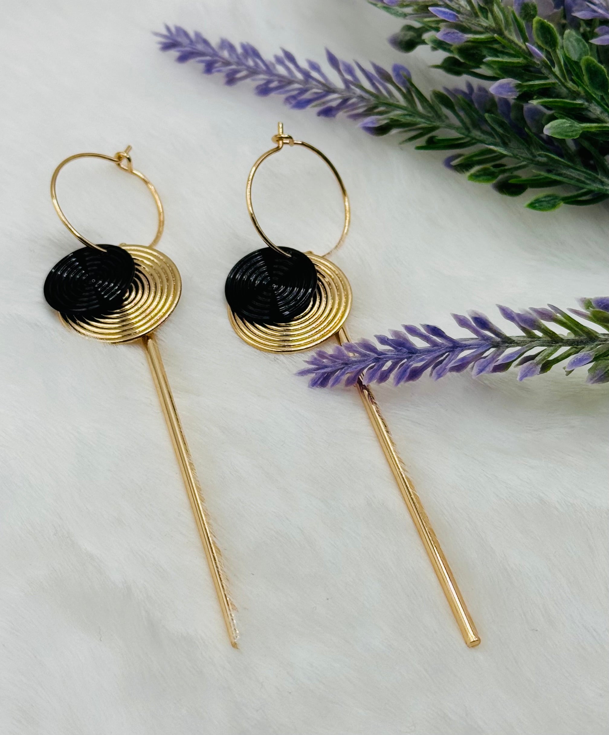 Geometrische Anhänger-Ohrringe Gold & Schwarz – Spiralscheibe mit Kreis & Metallstab