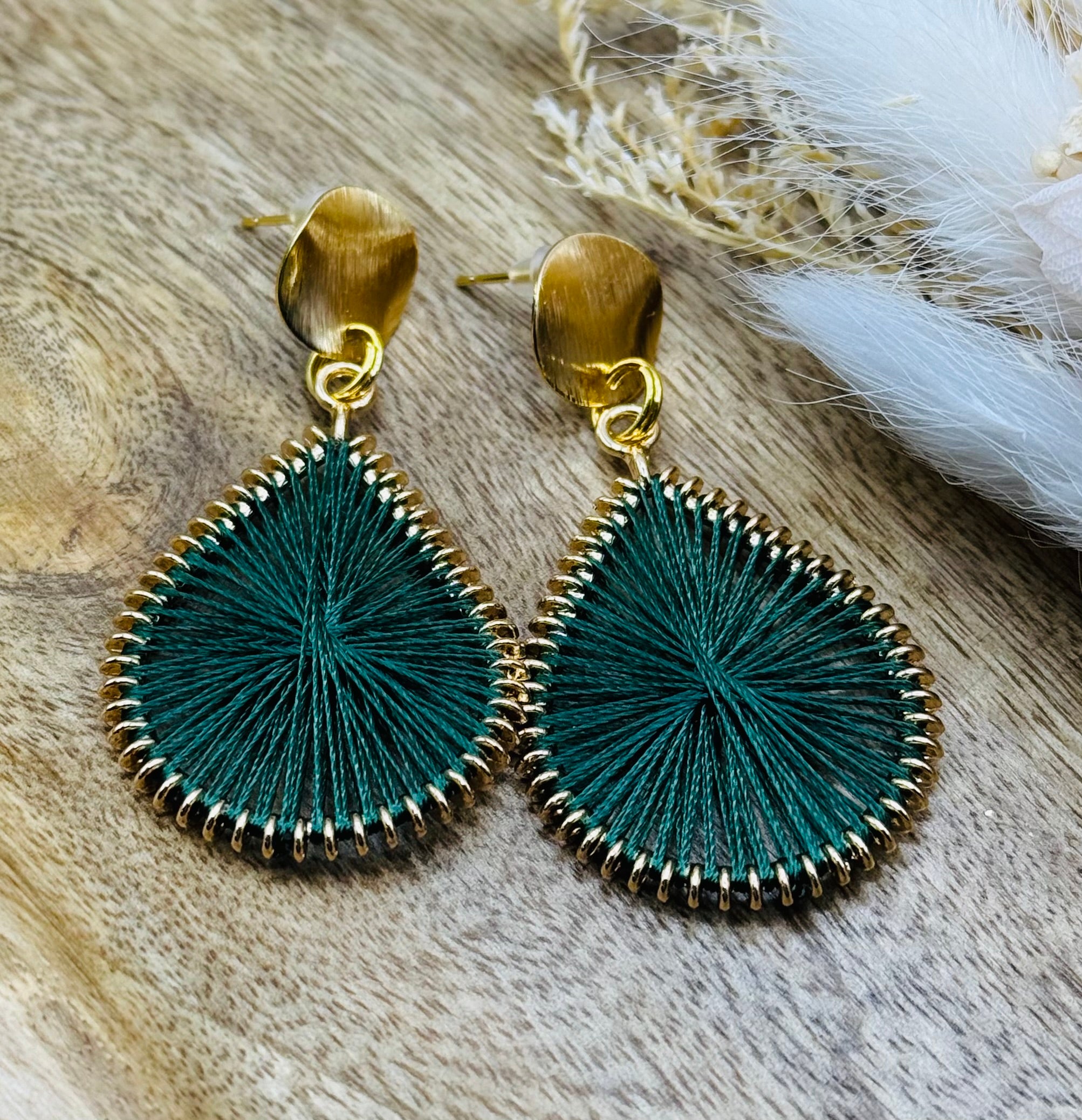 Goldene Tropfen-Ohrenstecker mit Fadenwickelung