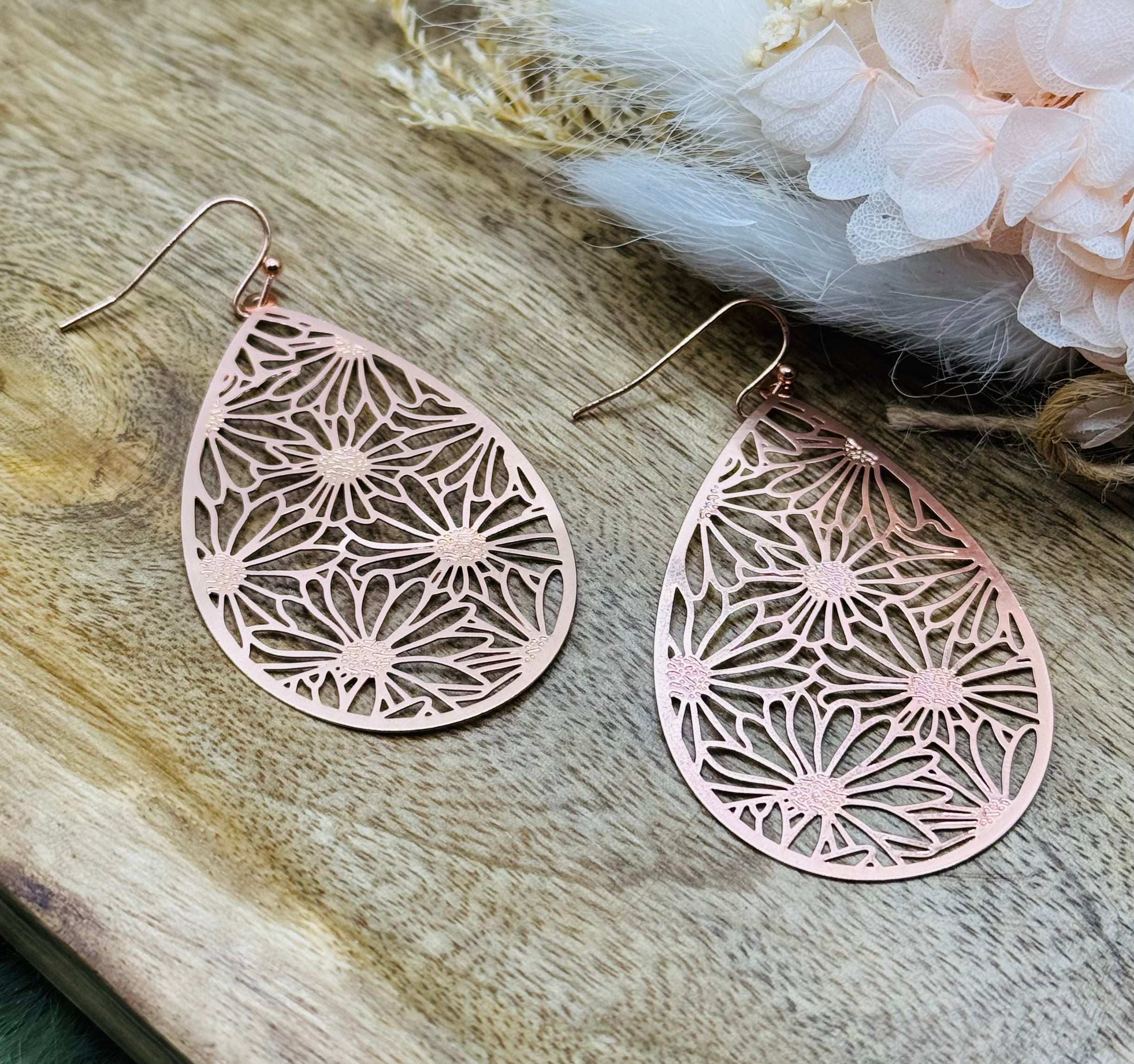 Roségoldene Ohrenhänger Tropfenform