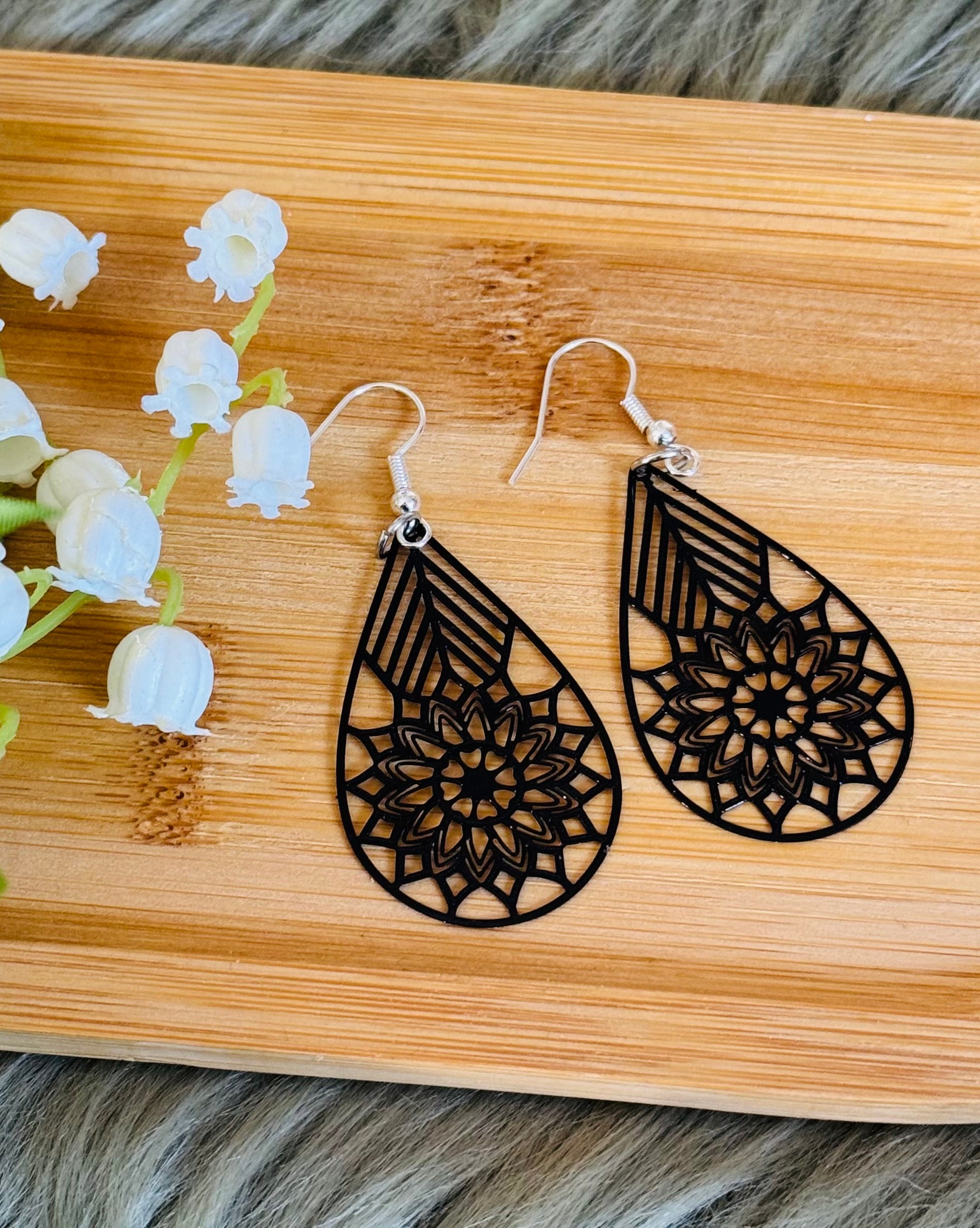 Filigrane Tropfen-Ohrringe mit Sonnenmuster