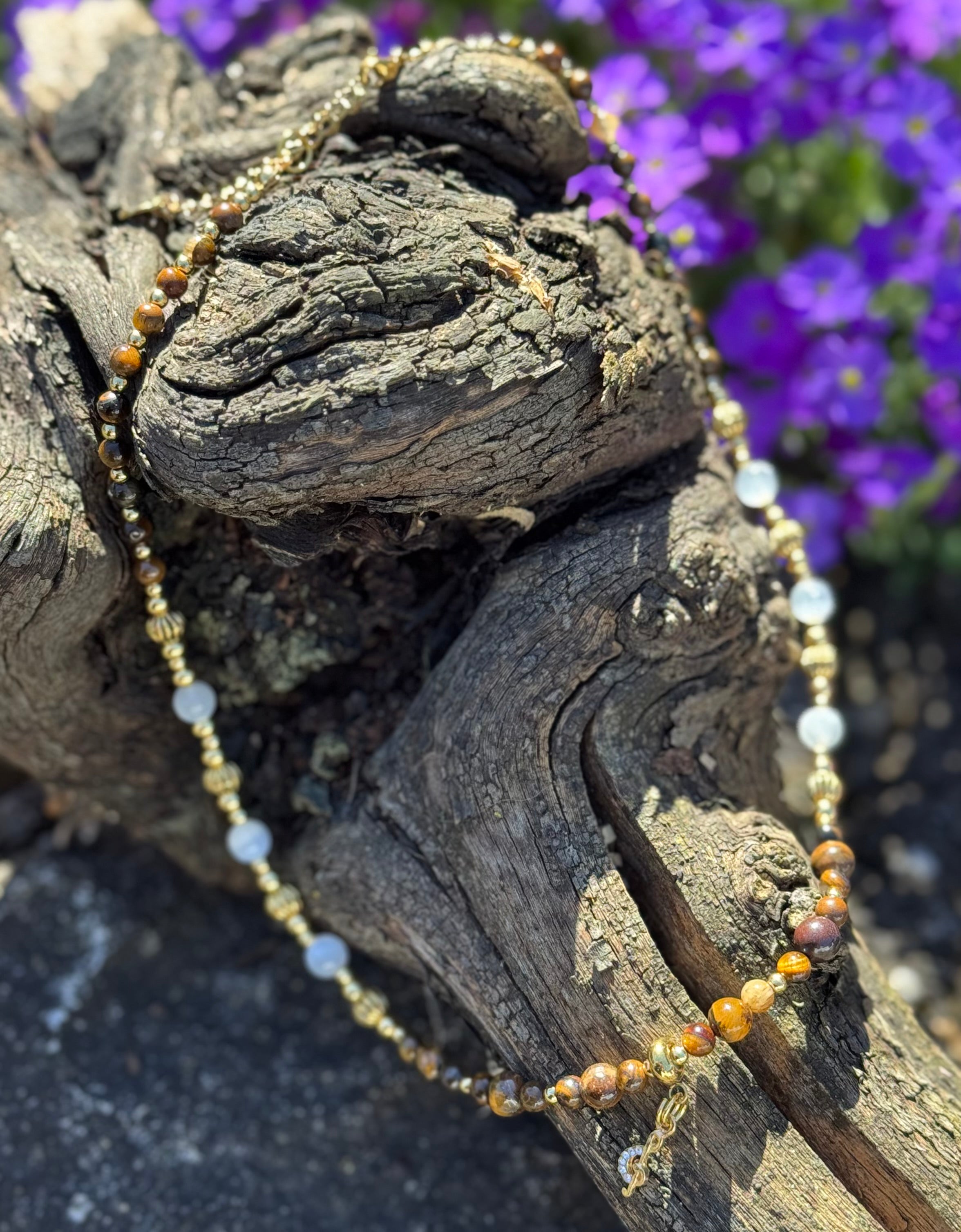 Tigerauge & Selenit Halskette mit goldenen Akzenten