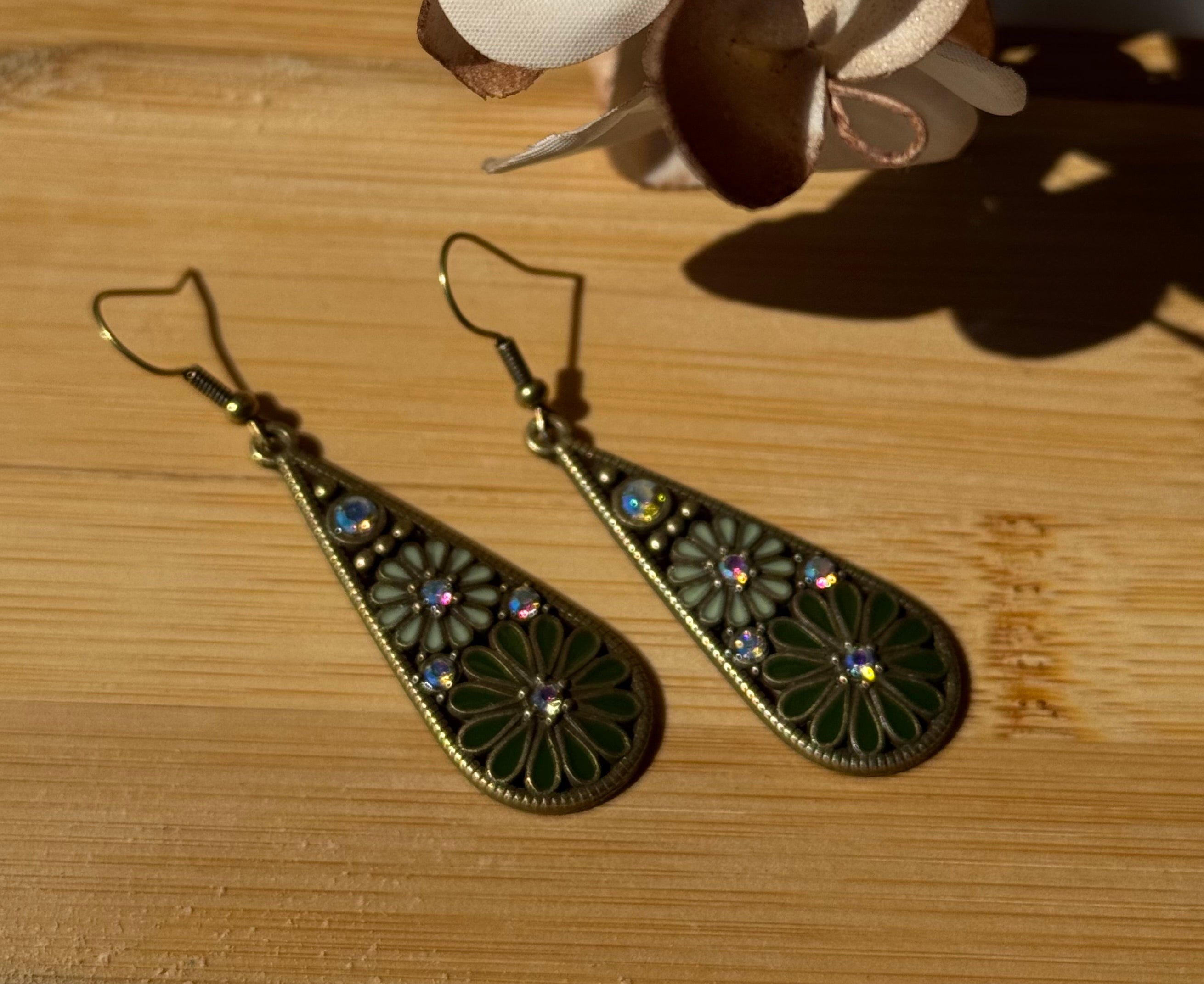 Tropfenförmige Ohrringe Bronzefarben mit grünen Blumen & Strass