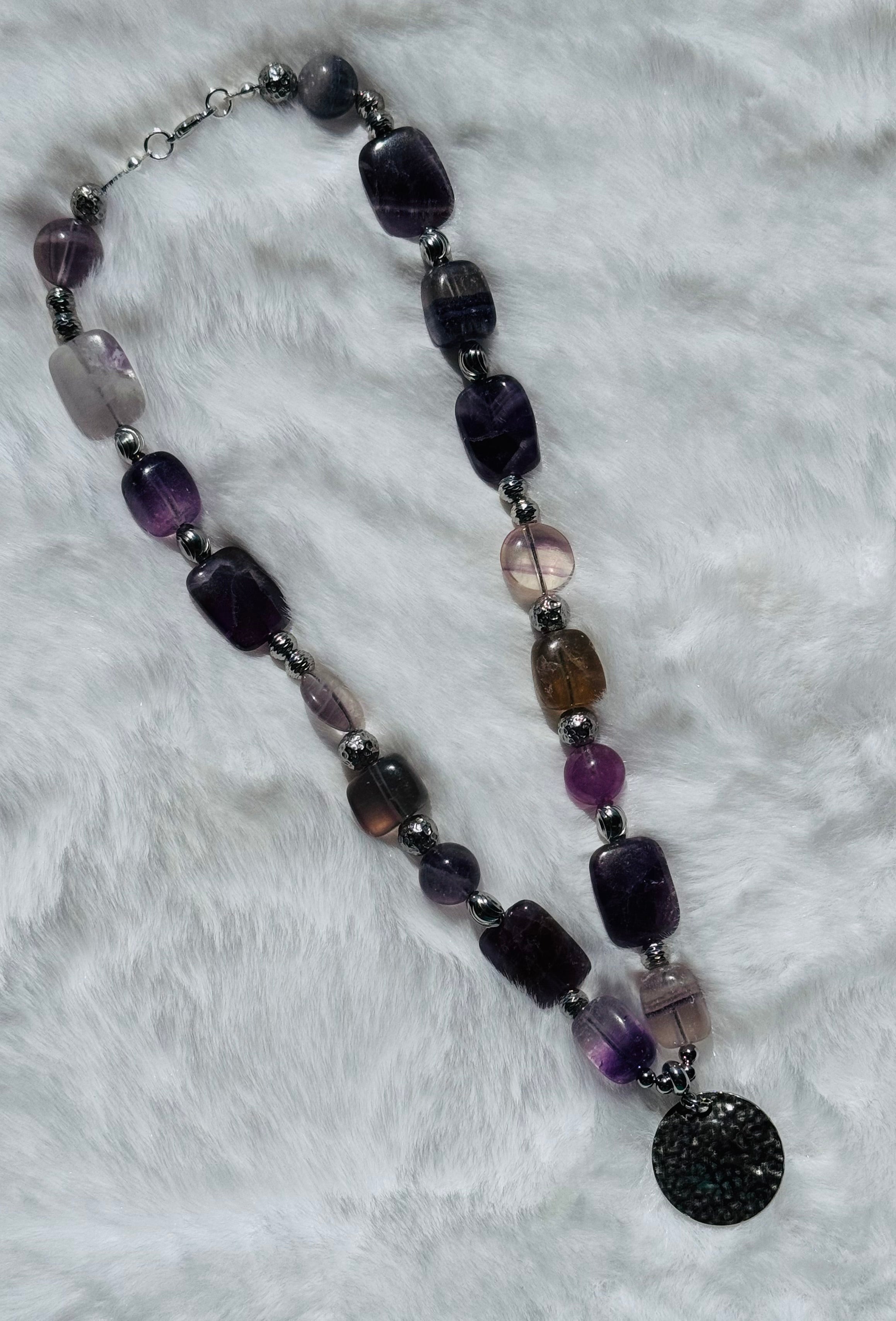 Amethyst Edelsteinkette mit silbernem rundem Anhänger