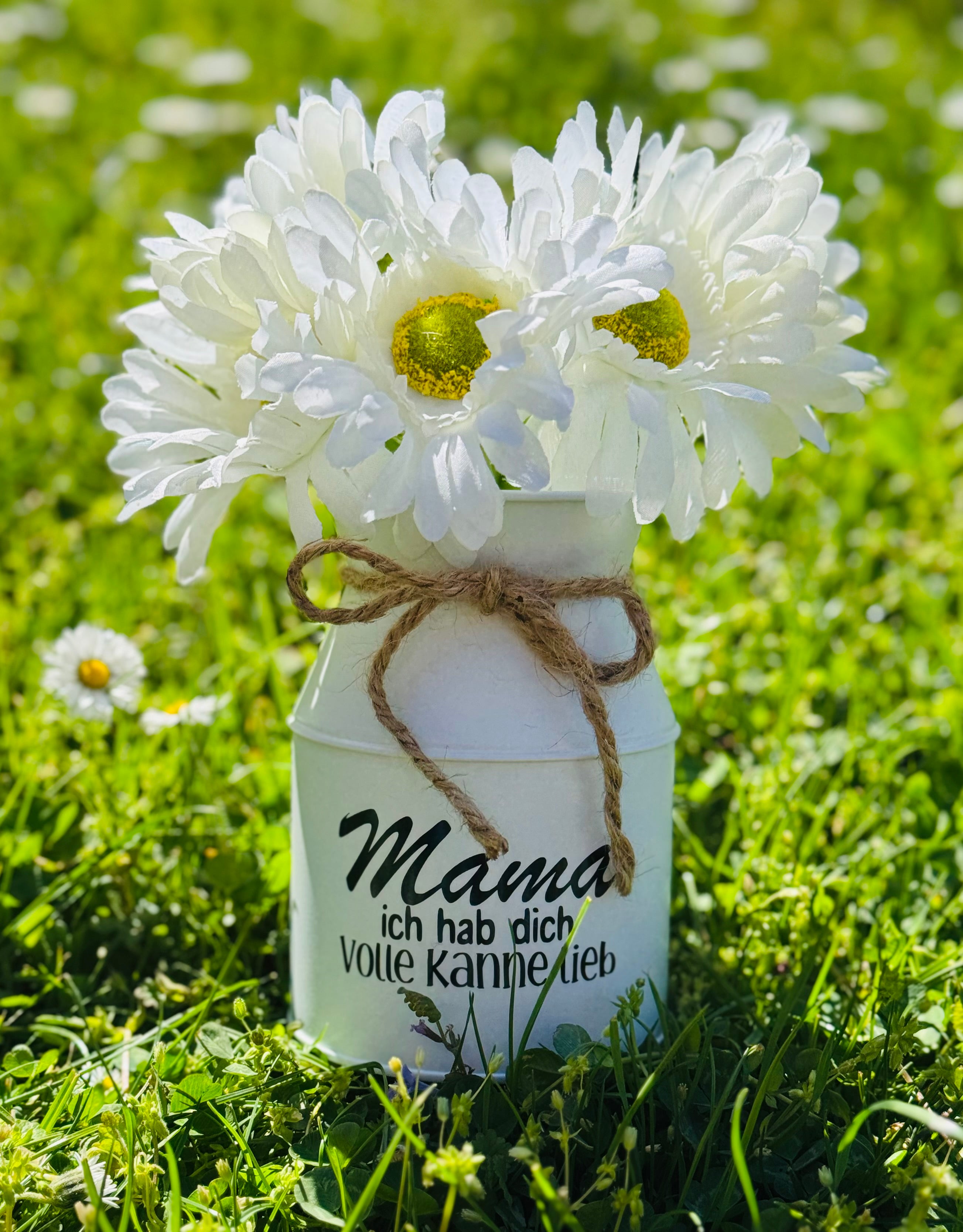 Liebevolle (Milch)Kanne im Landhausstil mit einer großen Portion Herz