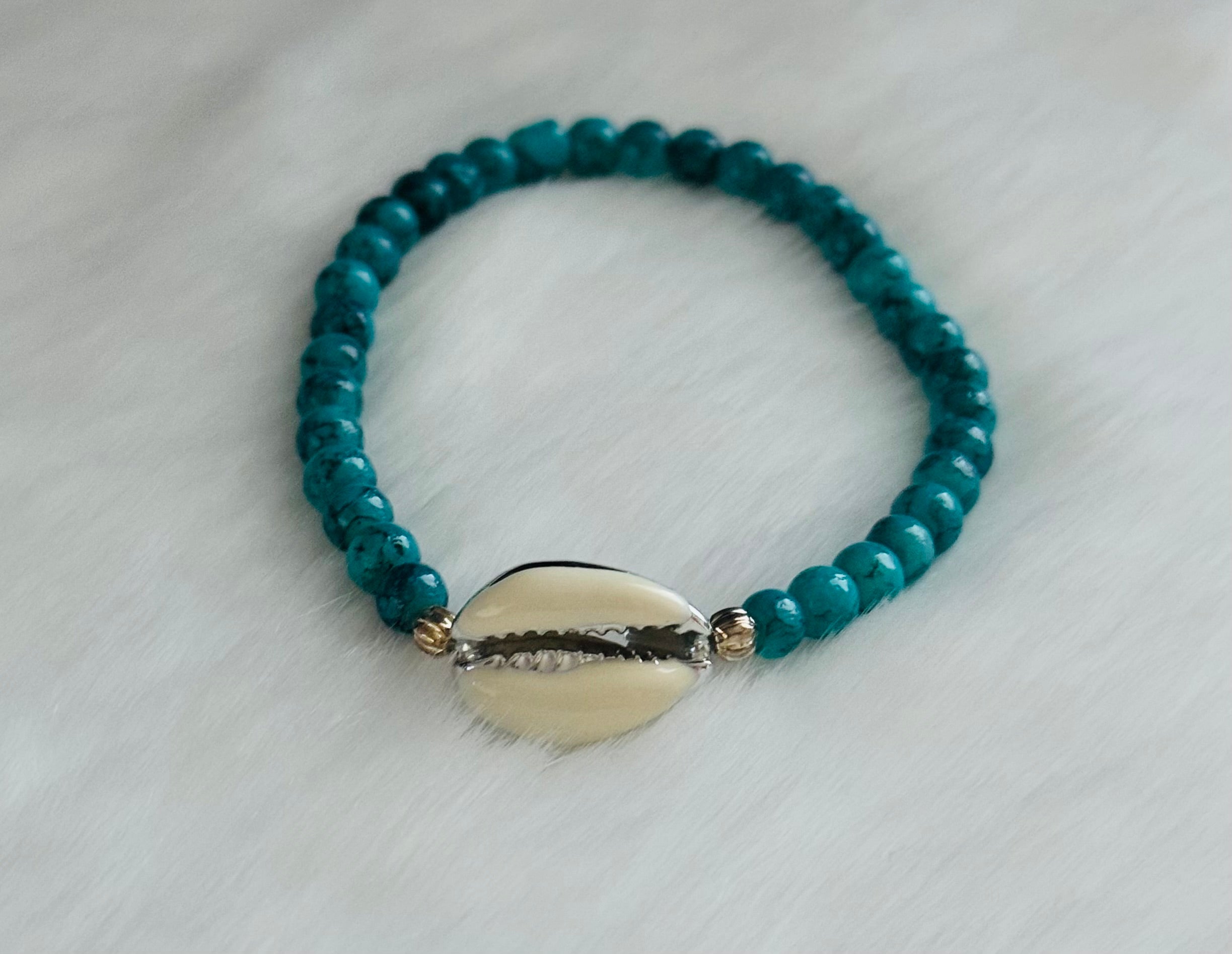 Türkis gesprenkeltes Perlenarmband mit Muschel & Silber